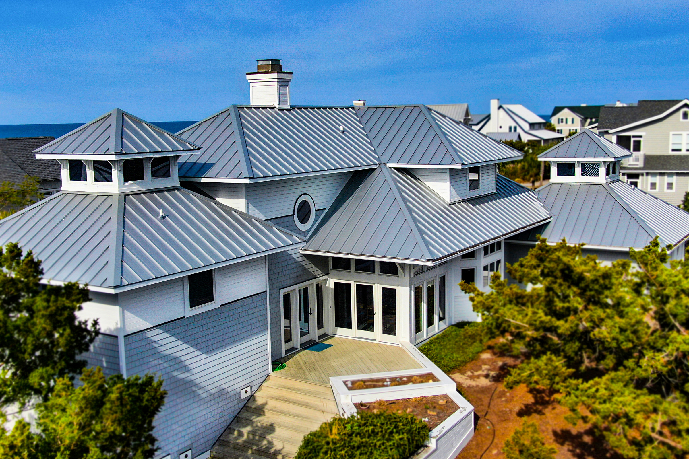 A Custom Metal Roof That’s Both Stylish and Durable on the Coast